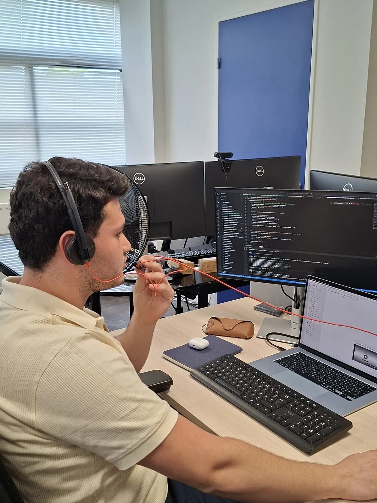 Un développeur de l'équipe au travail